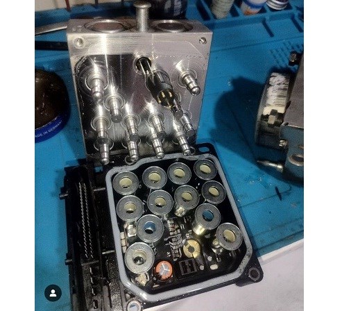 تعمیرگاه یونیت و بلوک ترمز ABS صداقت اتحاد در محلاتی